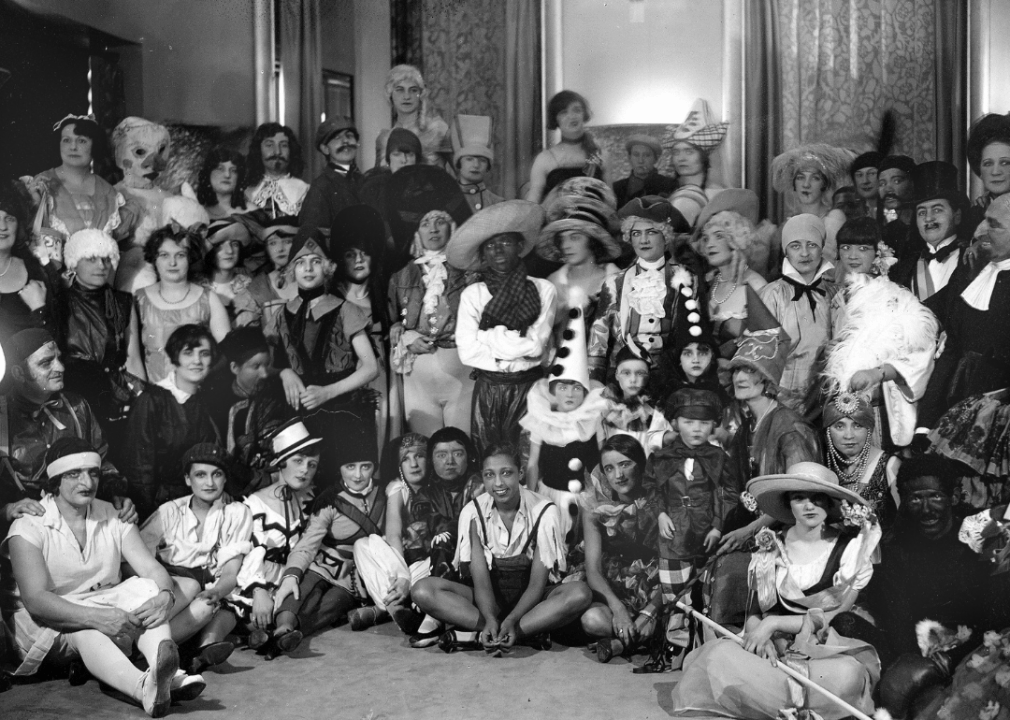 1910s and 1920s: Teenage marriages and stage name